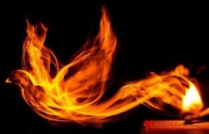 נר, נשמה ואותיות פורחות: אדם שמת כספר תורה שנשרף?